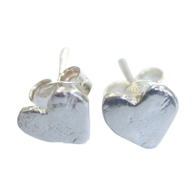 Karen Hallam, pendientes corazón-studs