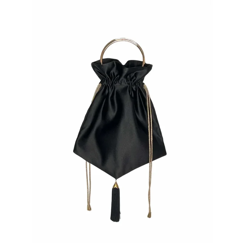 Bolso trapecio con aro y cadena.