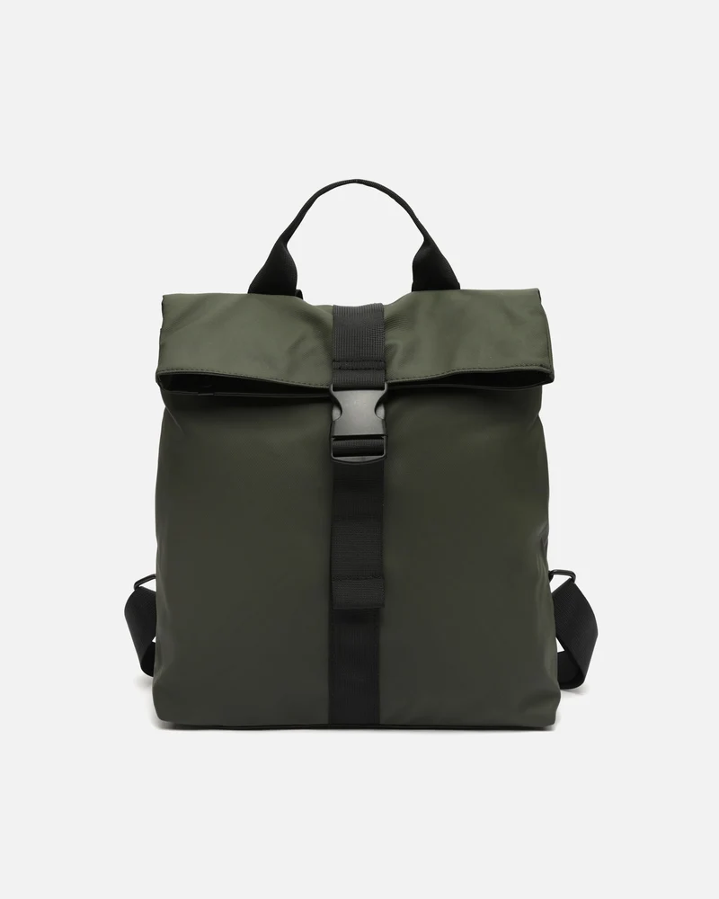 Nere mochila con solapa en nylon