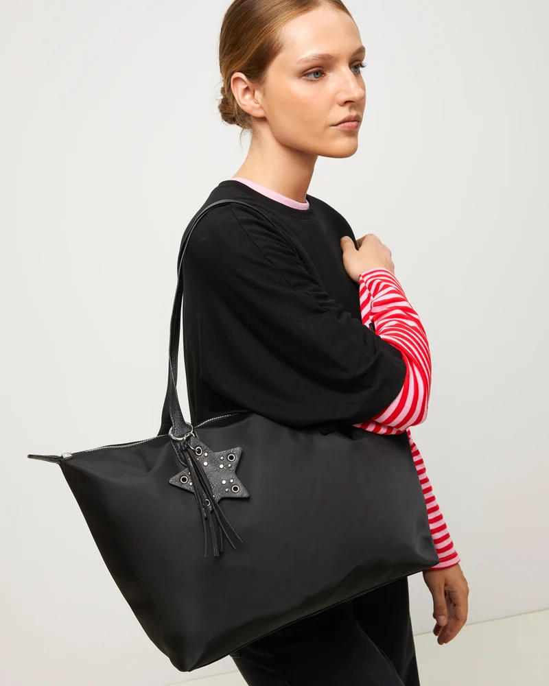 Clote bolso shopper grande en nylon con detalle colgante