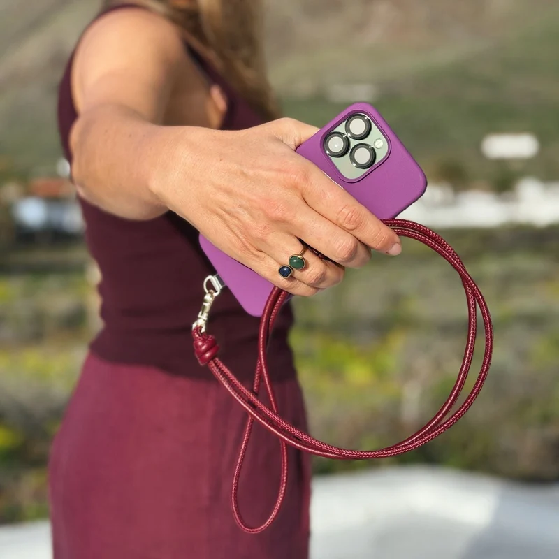 Colgador móvil de piel burgundy