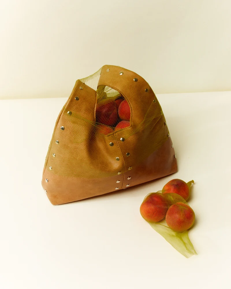 Estrangi bolso hobo grande con detalles metálicos