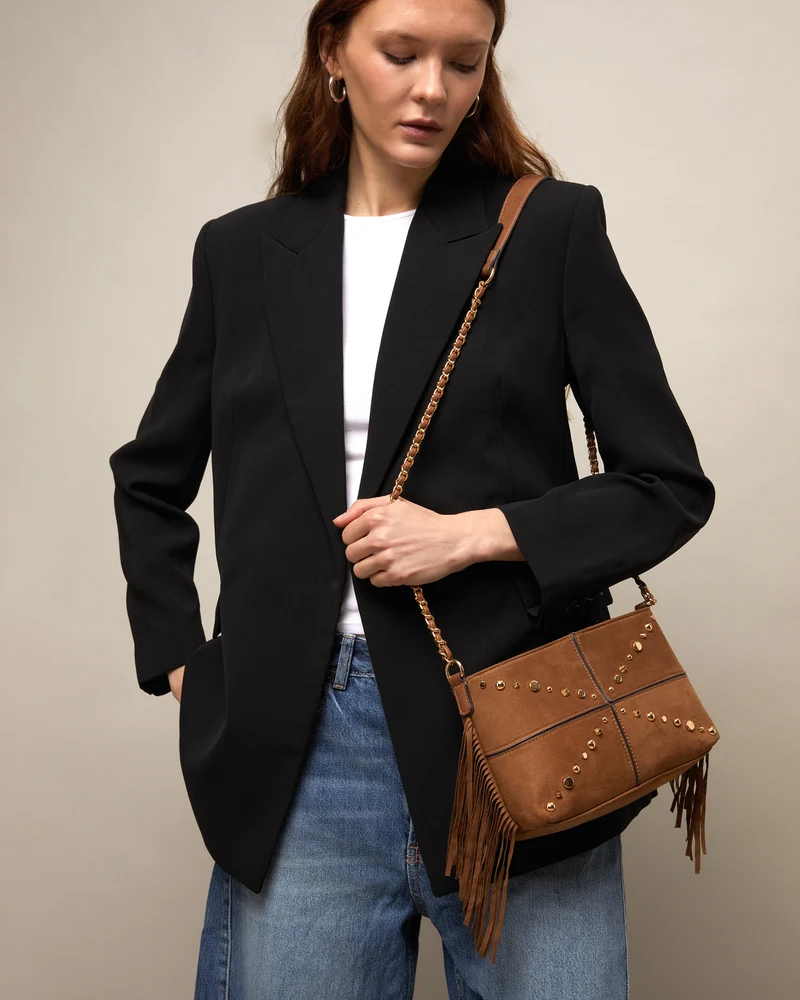 Anabelas-1 bolso bandolera efecto ante con detalles metálicos y flecos