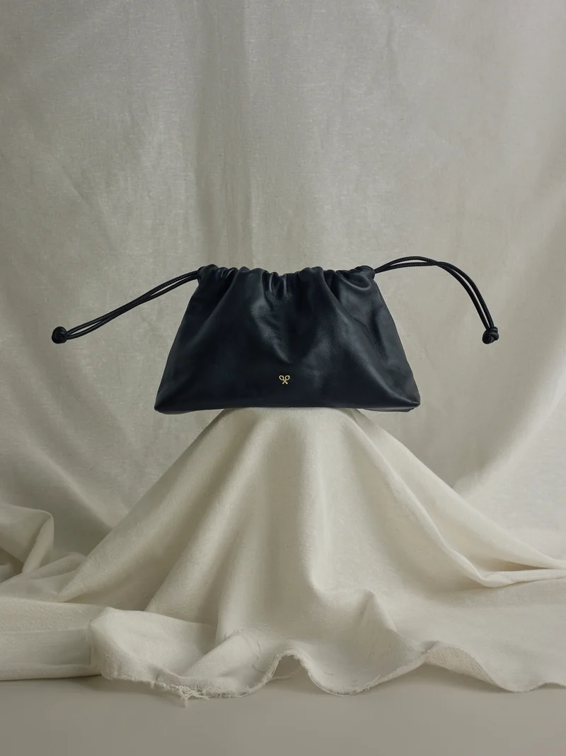 Bolso fruncido piel detalle cadena negro